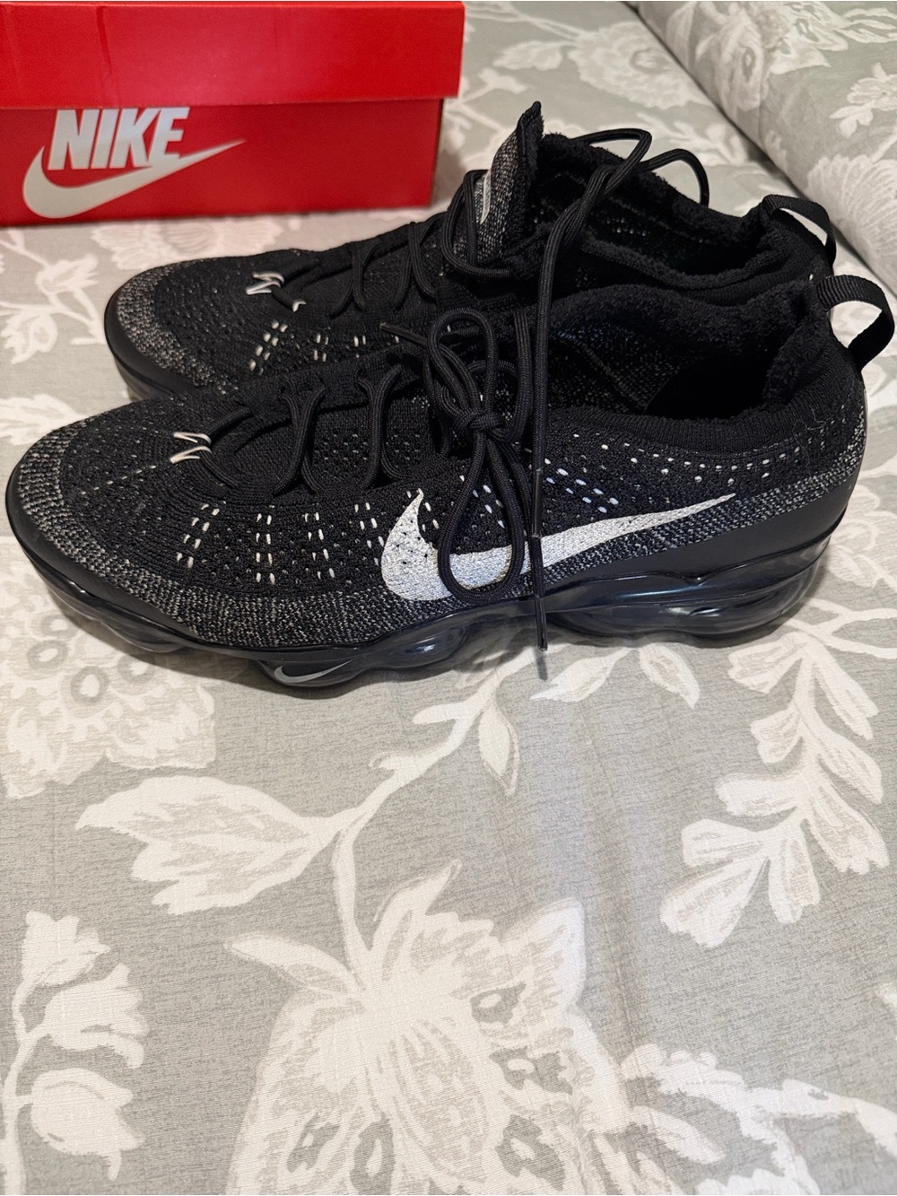 Nike Men’s Black Knit Lace-Up Sneakers with Mint Floral Insole - Picture 4 of 6